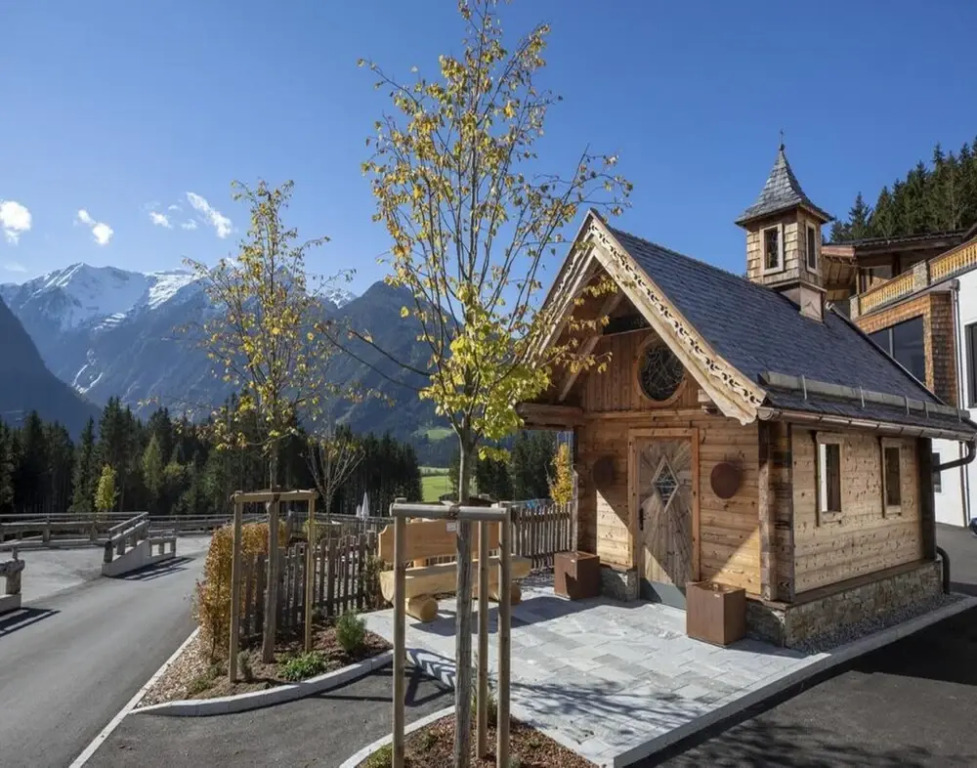 Stylish Alpine Chalet With Carport