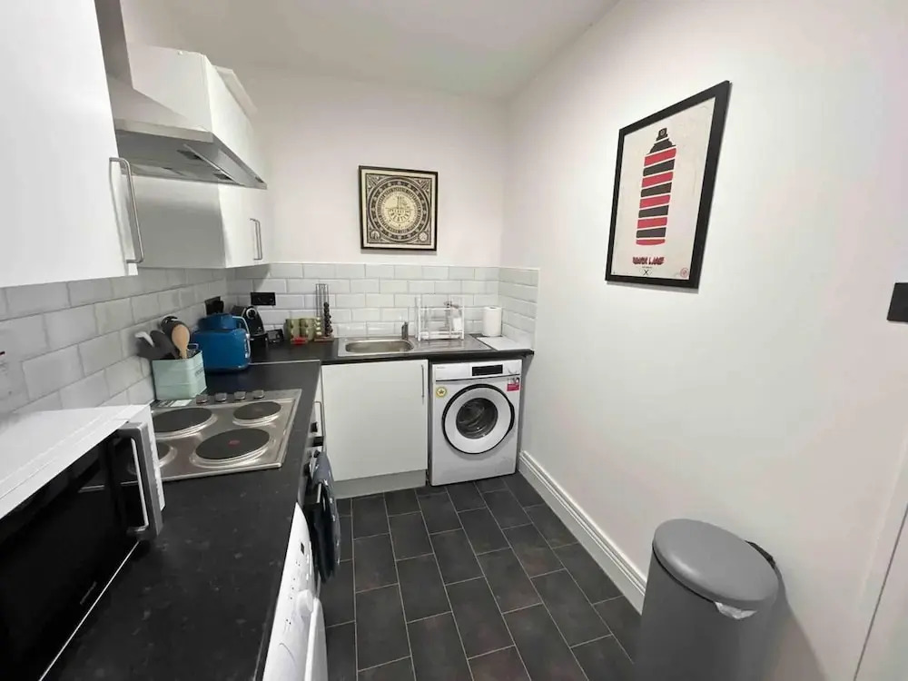 London Flat Next to Central Line Tube Station