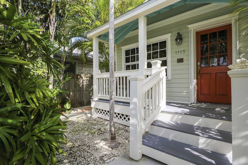 Paradise Palms by Avantstay Great Location w/ Outdoor Dining, BBQ Close to Higgs Beach Month Long Stays