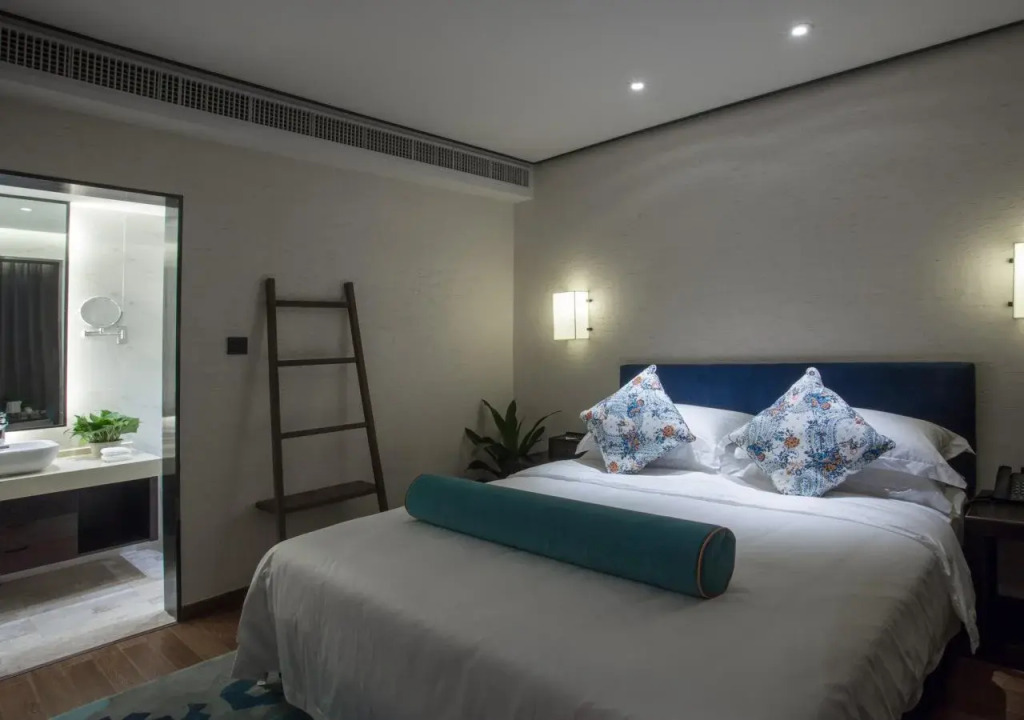 Serene Cicada Hotel