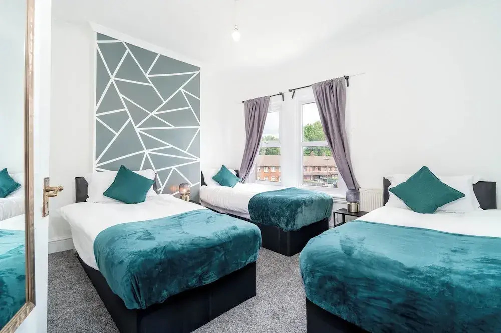 2 Bed House/families/contractors/free Parking