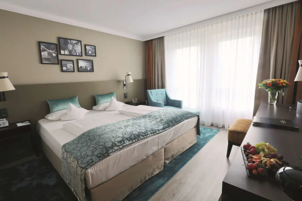 COURT HOTEL