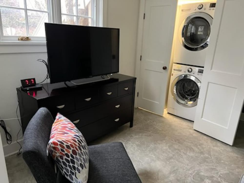New Luxe Studio Cleveland Park Near Zoo