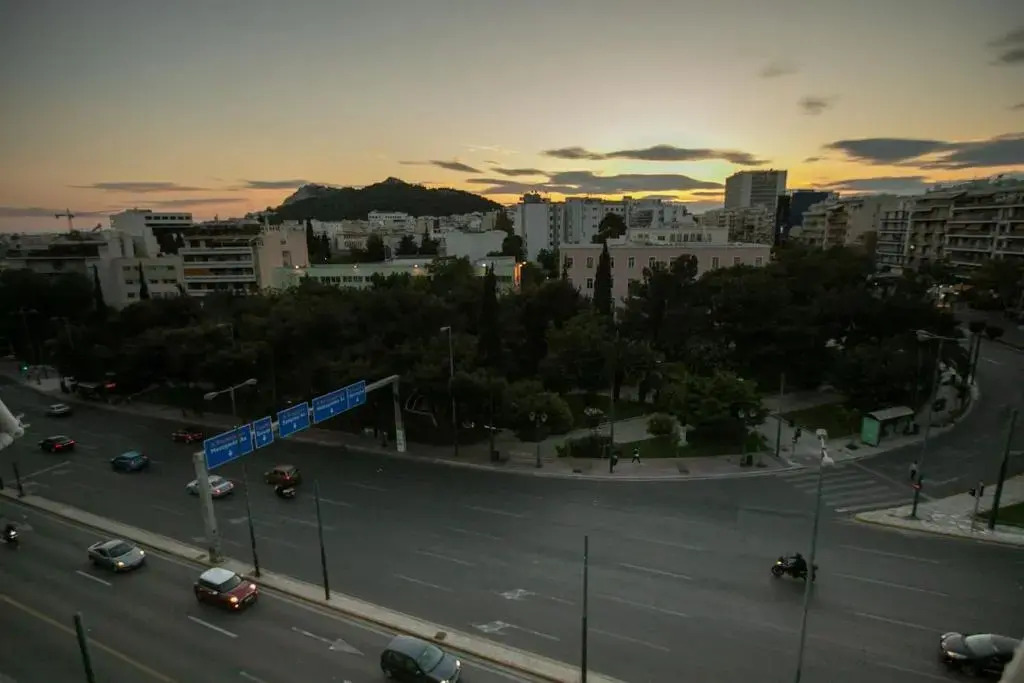 Luxurious 4 bdrm+3 bath Apt in the heart of Athens