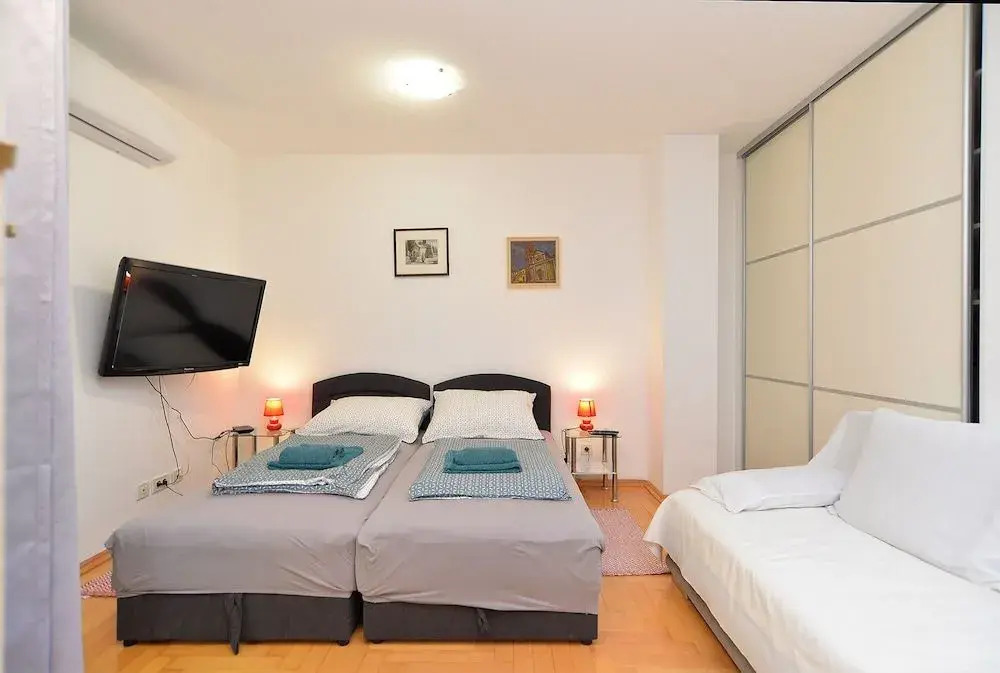 Apartment 1910