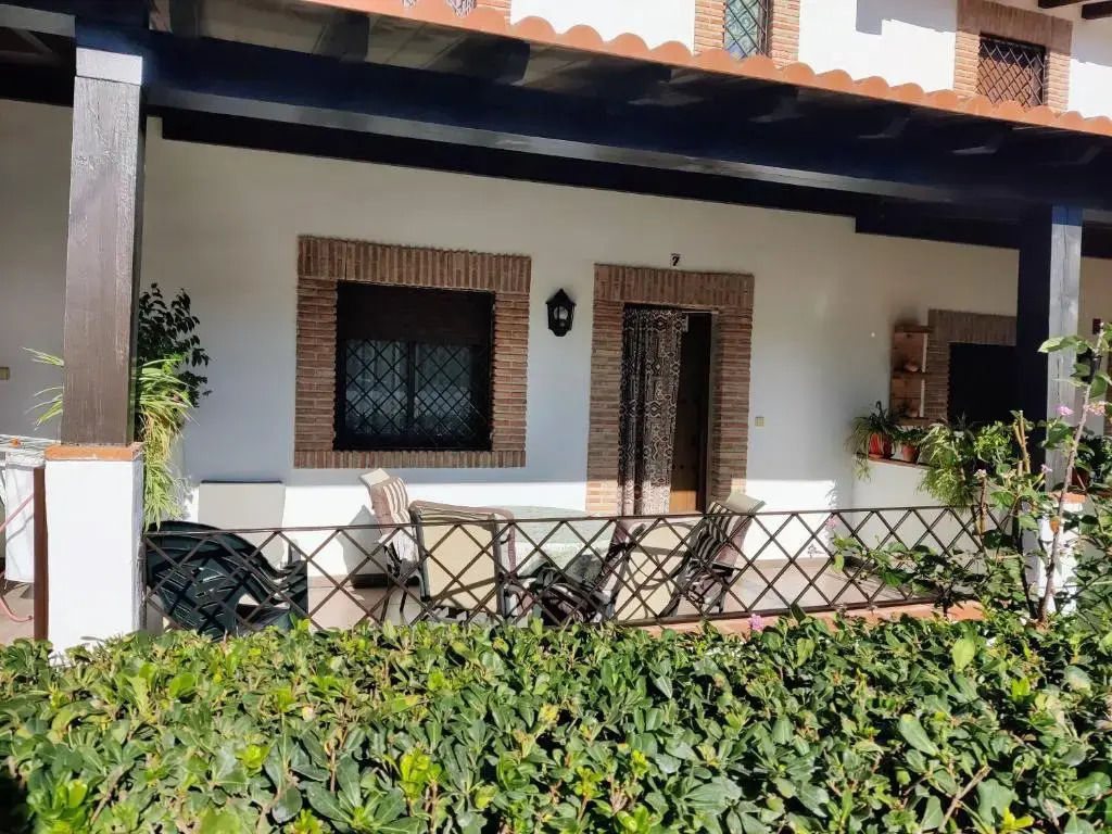Vistaluque - Casa Adosada de 3 habitaciones con Piscina y Pista de Padel