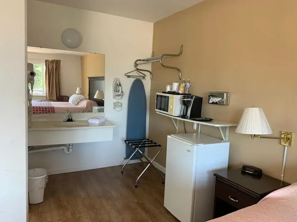 Redwood Inn