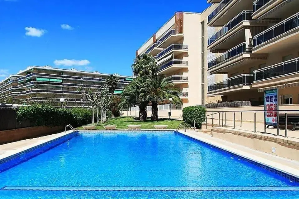 APPART STANDING 2 chambres 2SDB clim PISCINE PARKING WIFI TERRASSE 21m2 LOCAL VELO Port-Aventura, plage, centre