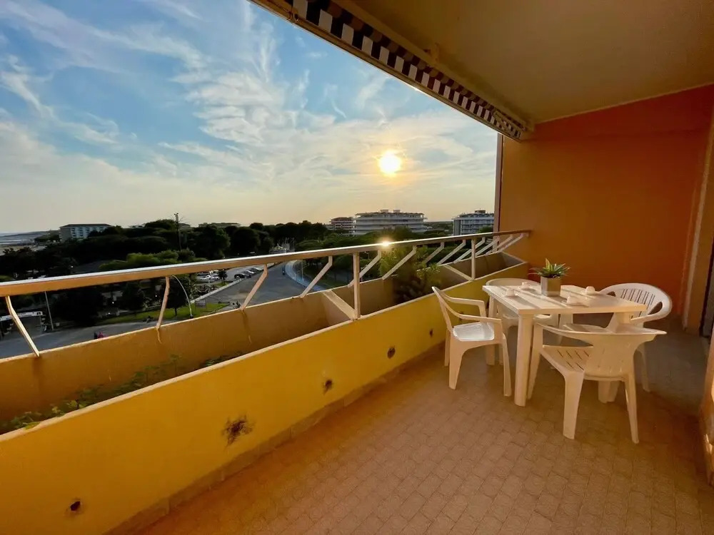 Seaview Flat for up to Five Guests