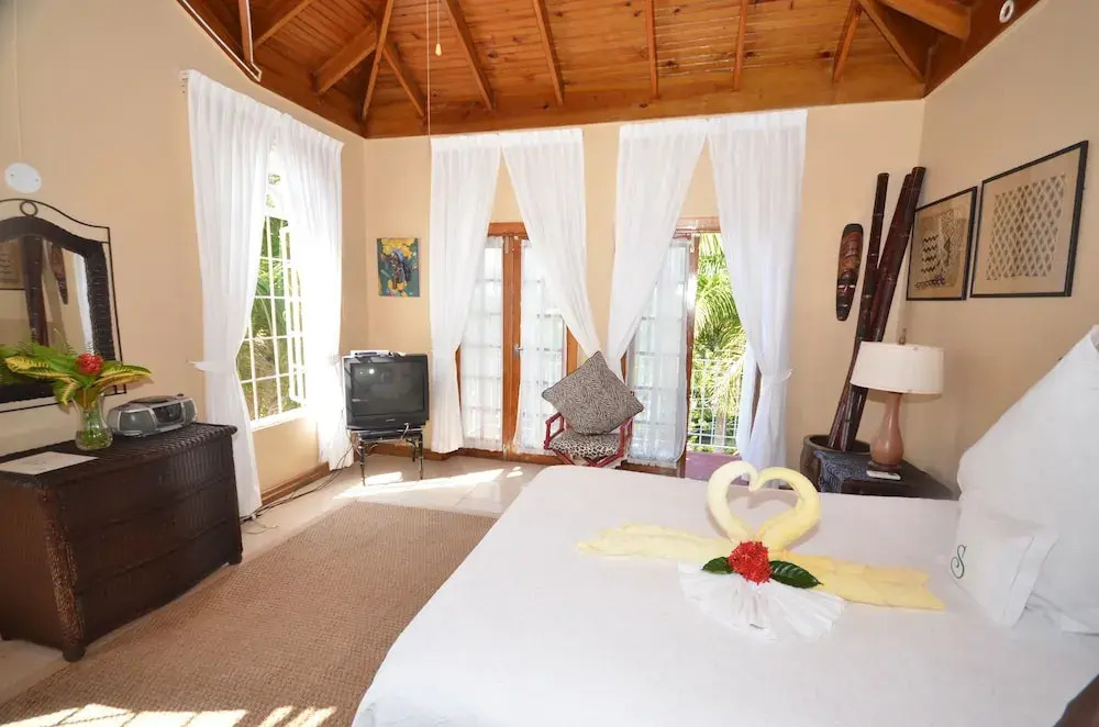 Summerhill, 8BR by Jamaican Treasures