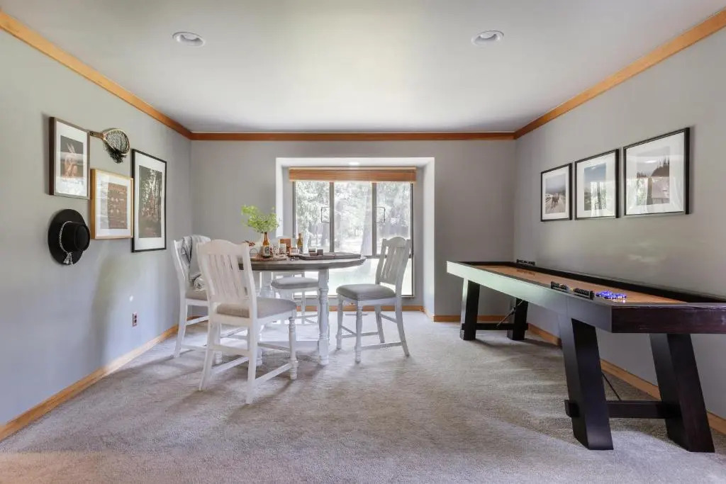 Skylight by Avantstay Elevated Mountain Home w/ Hot Tub, Billiards, Large Patio