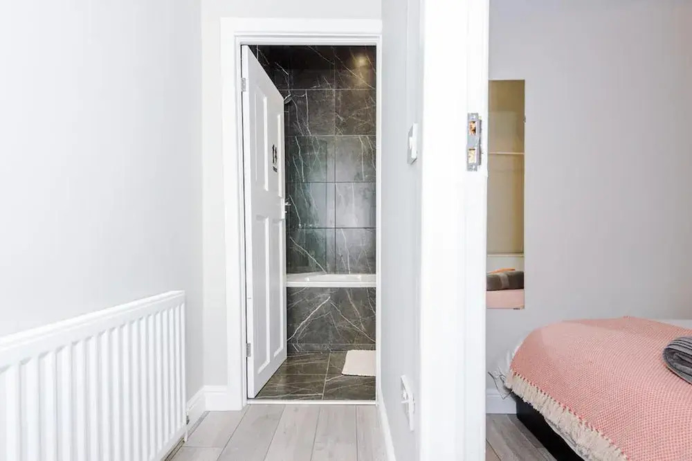 FAMILY LUXURY HOUSE, SLEEPS UP TO 8! Wifi & Parking