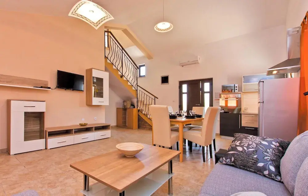 Gorgeous Home In Liznjan