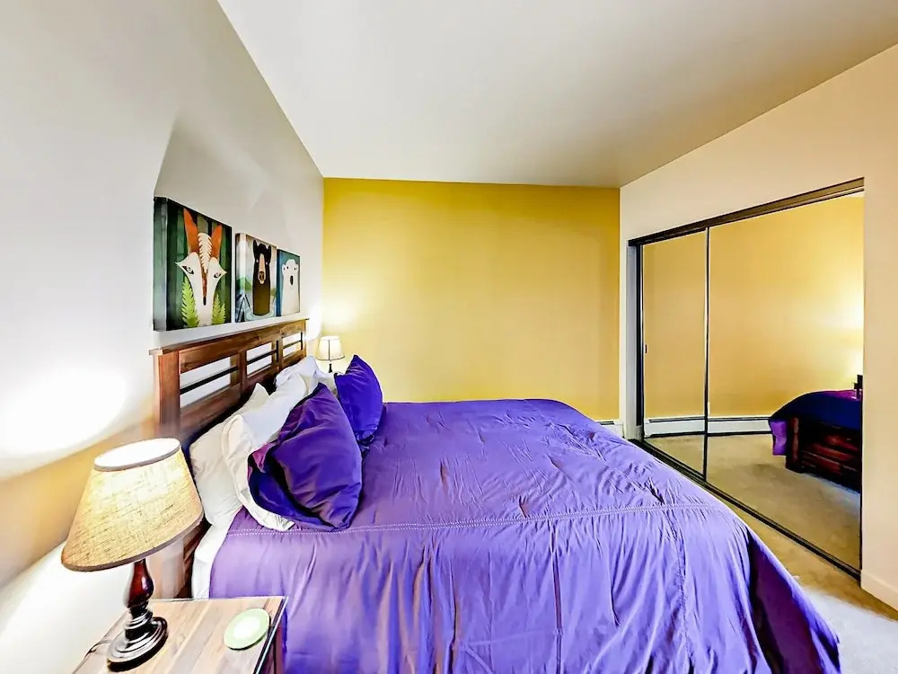 2BR Condo in Perfect Location by RedAwning