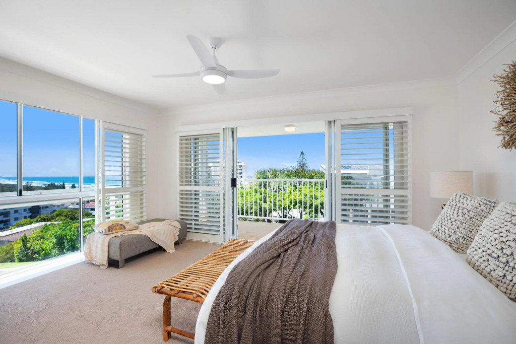 The White House - Central Coolum with Spectacular Ocean Views and WiFi