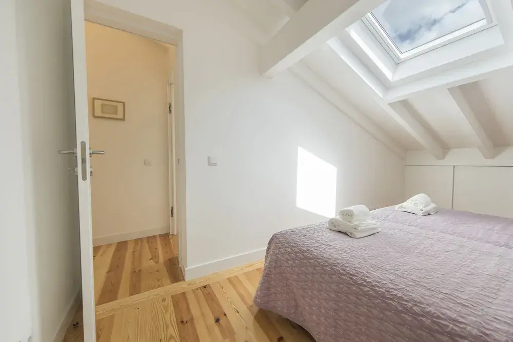 Artistic-White Flat