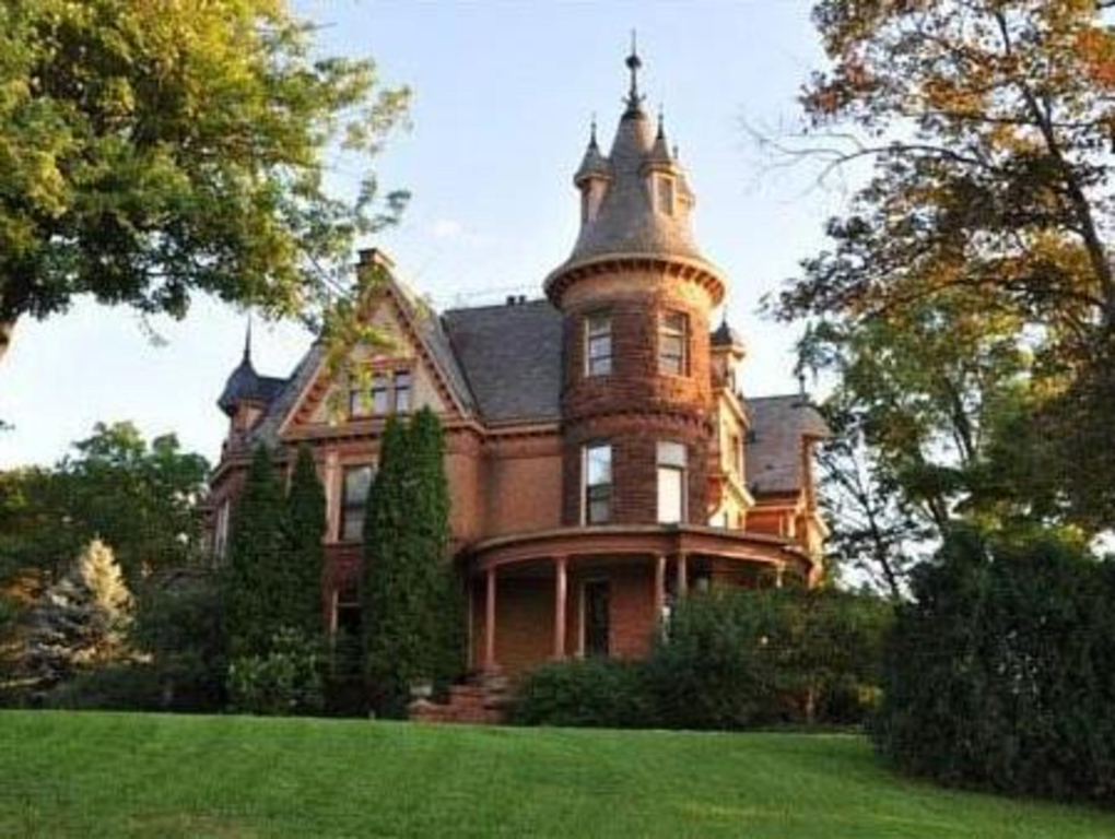 Henderson Castle Inn