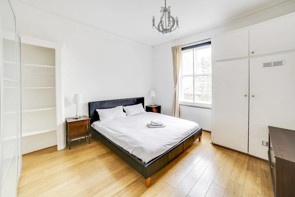 Bright 2 Bed in West Kensington W/balcony