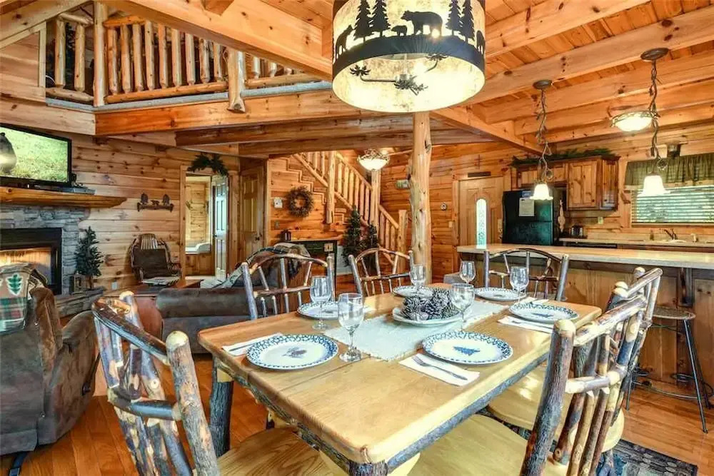 UnFirgettable 2 Bedroom Home with Hot Tub