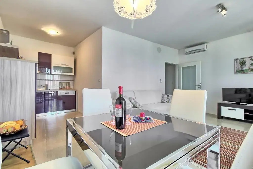 SUMMERTIME house with apartment