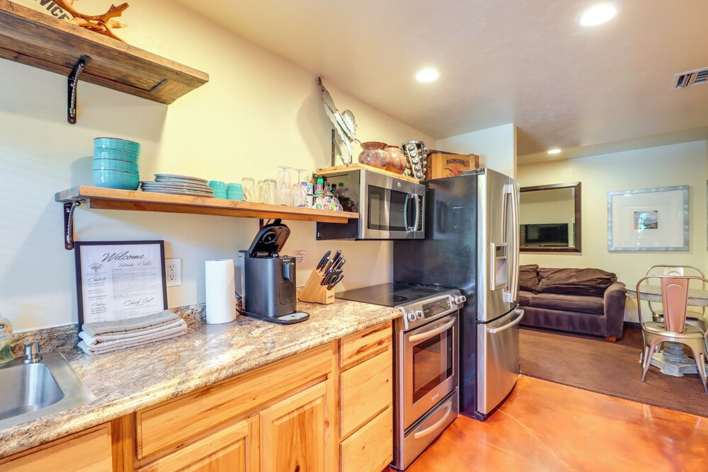 Shared Hot Tub + Fire Pit: Tucson Casita By Hiking