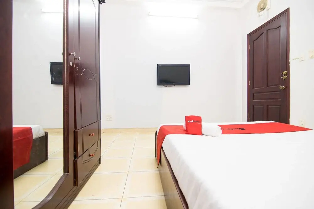 Reddoorz near Hoang Van Thu Park