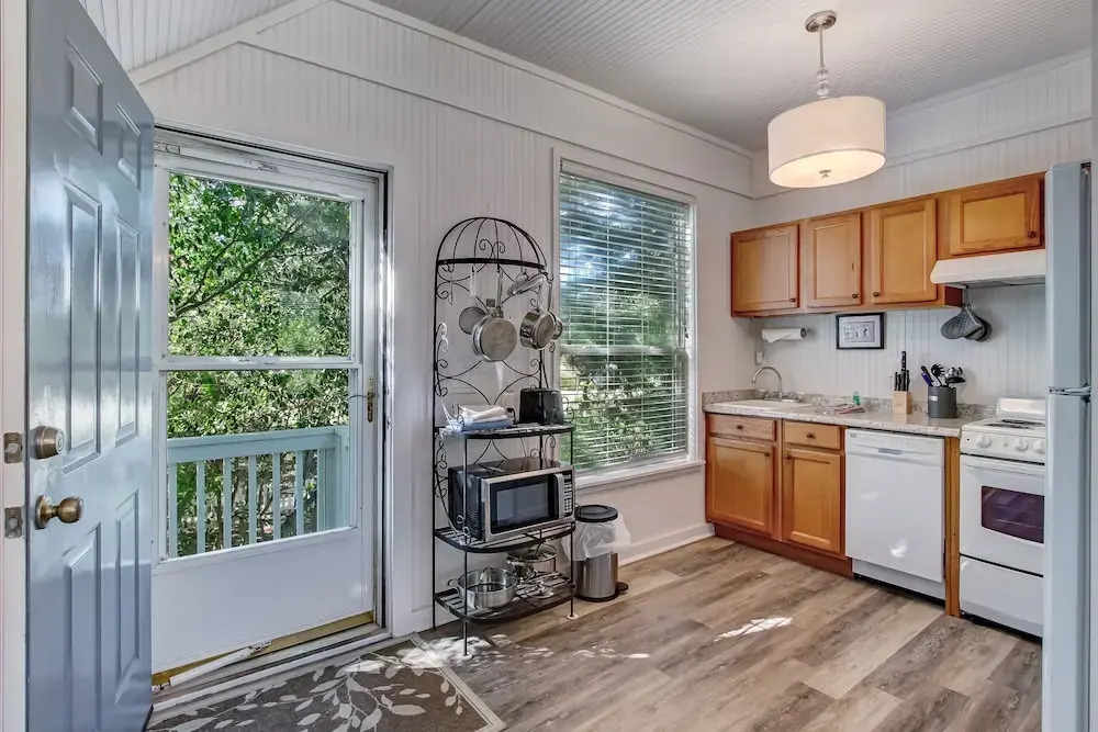 313 New Street 1 Bedroom Apts by RedAwning