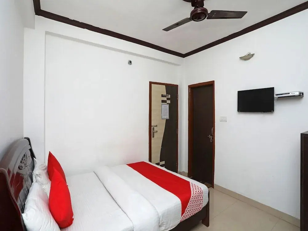 OYO 15027 Hotel Lotus International