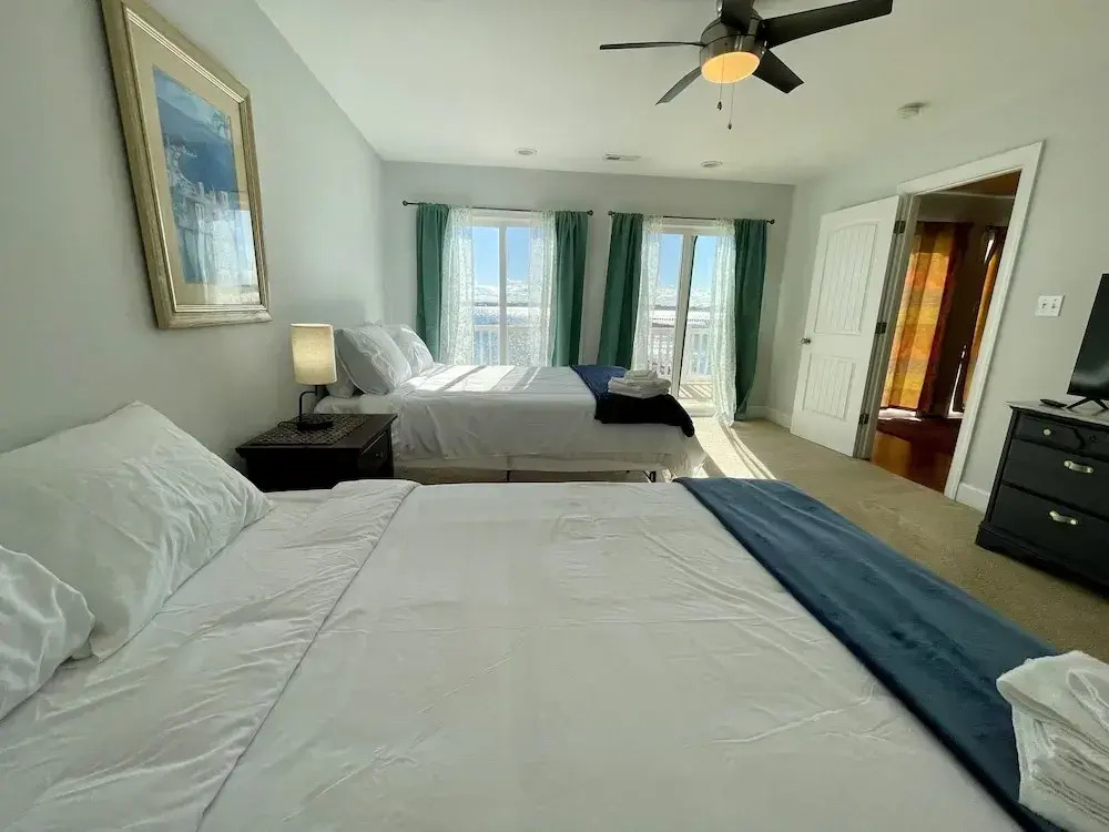 Big Waterfront House W/ Amazing View And Swim Deck 3 Bedroom Home