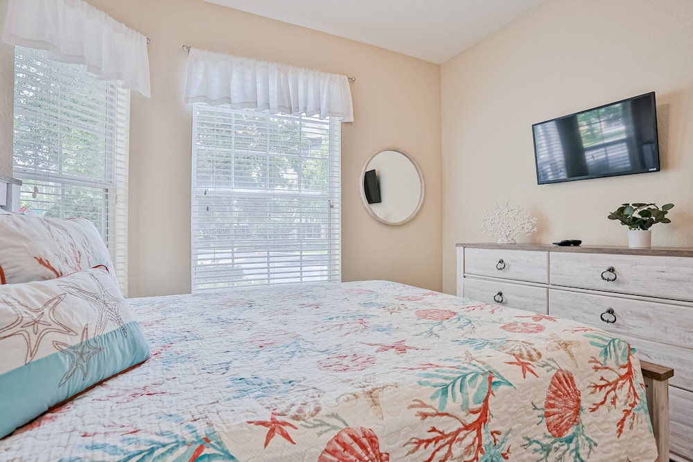 Friendly Condo With Pool and hot tub Access, Wifi, Central AC, and Private W/D