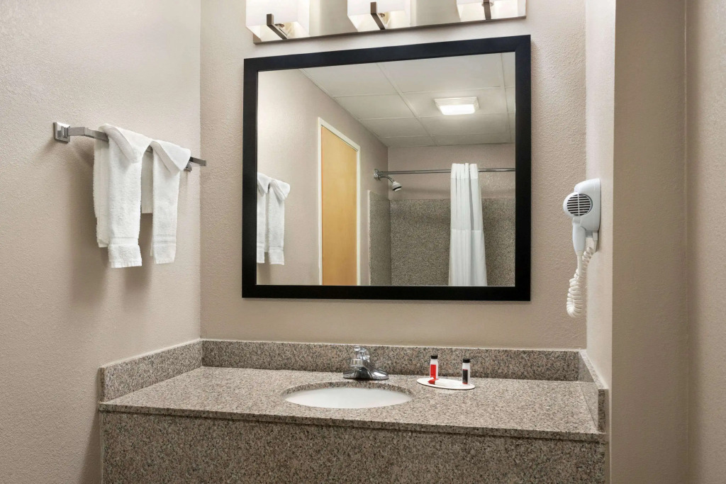 Days Inn & Suites by Wyndham Murfreesboro I-24 East