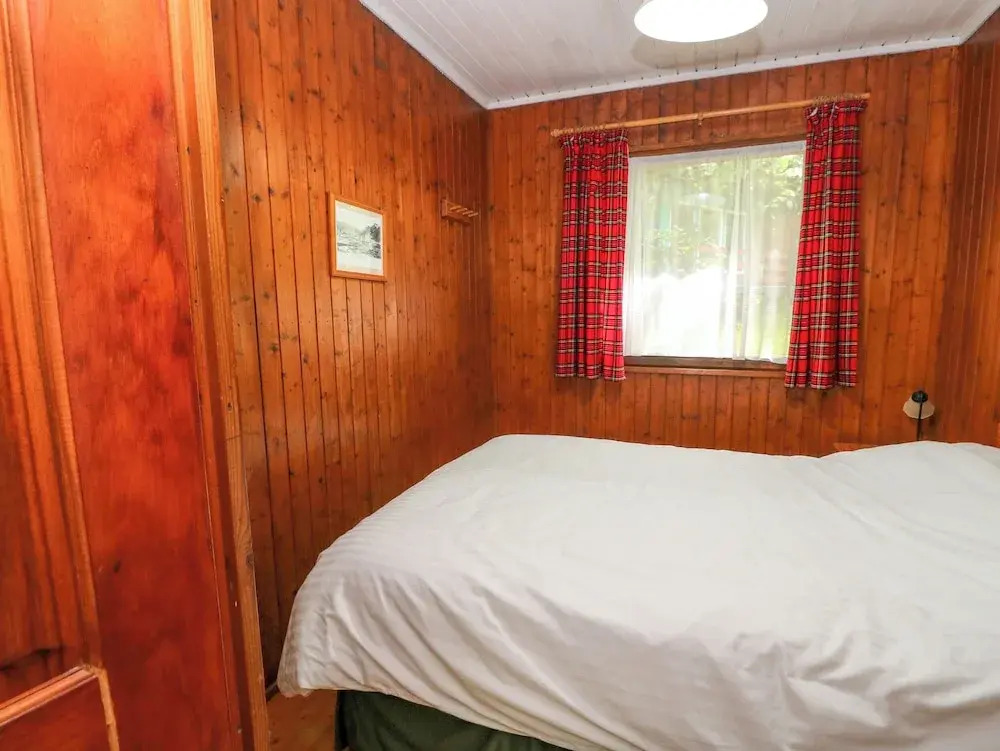 Lodge 2 - "rowan"