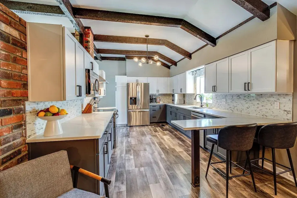 Chic Family-friendly Home in Riverside: 7 Mi to KC
