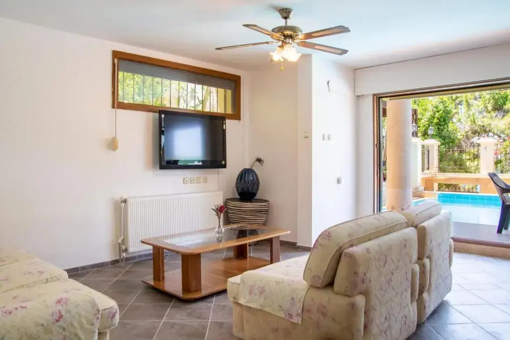 Enchanting Villa With Backyard in Cesme Near Beach