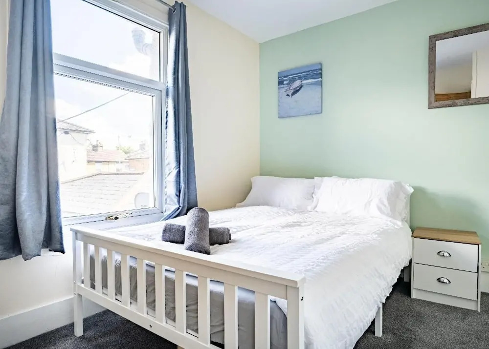 Maidstone - Sleeps 6 - Parking - Garden - 96ws