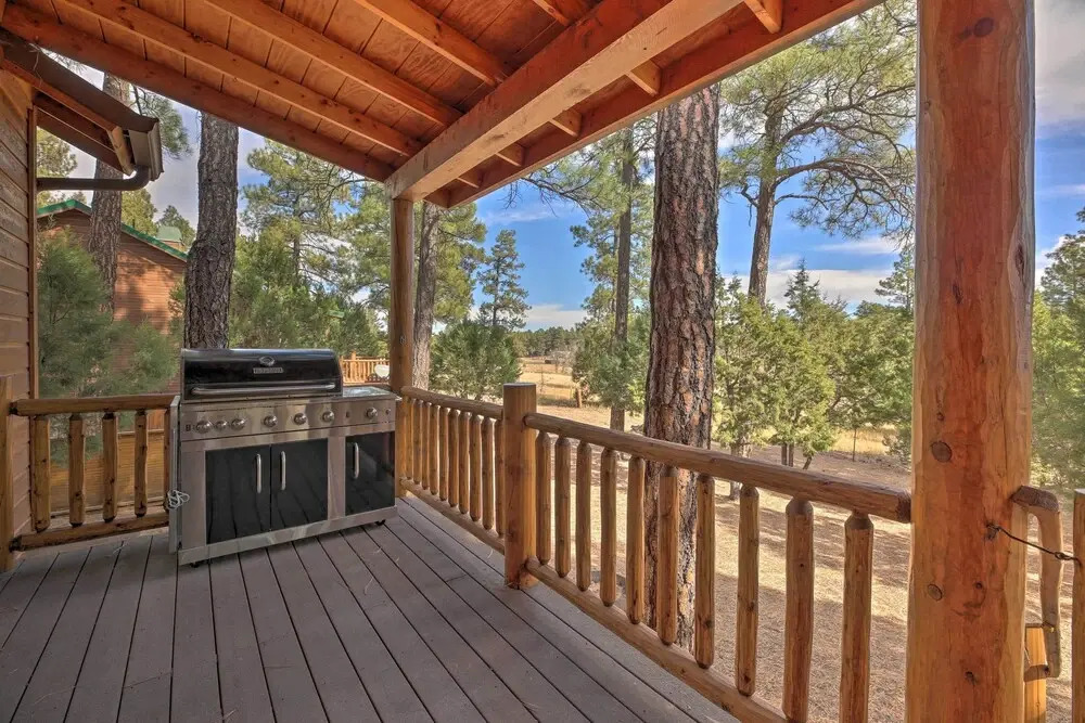 < 4 Mi to Fool Hollow Lake: Cabin w/ Tranquil Deck