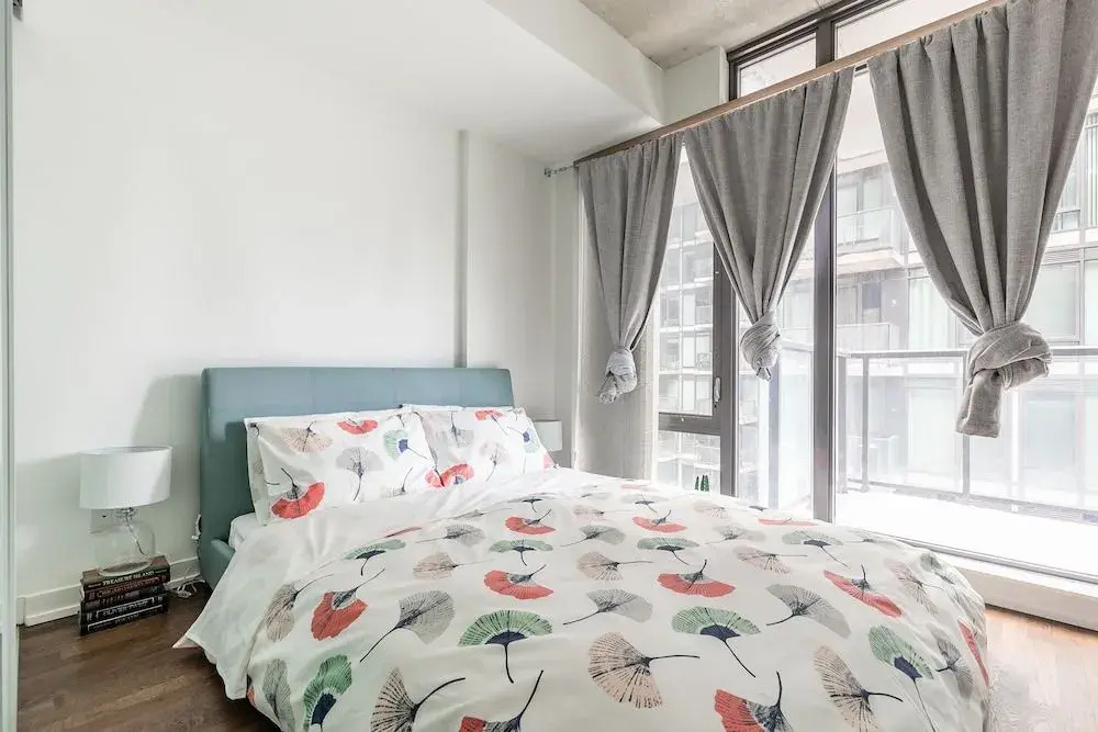 Stylish and Bright 1BR Condo King West