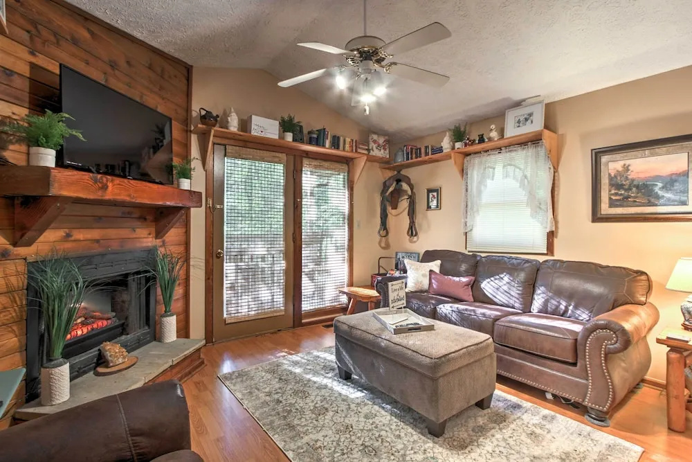 Gatlinburg Home w/ Hot Tub ~ 4 Mi to Town!