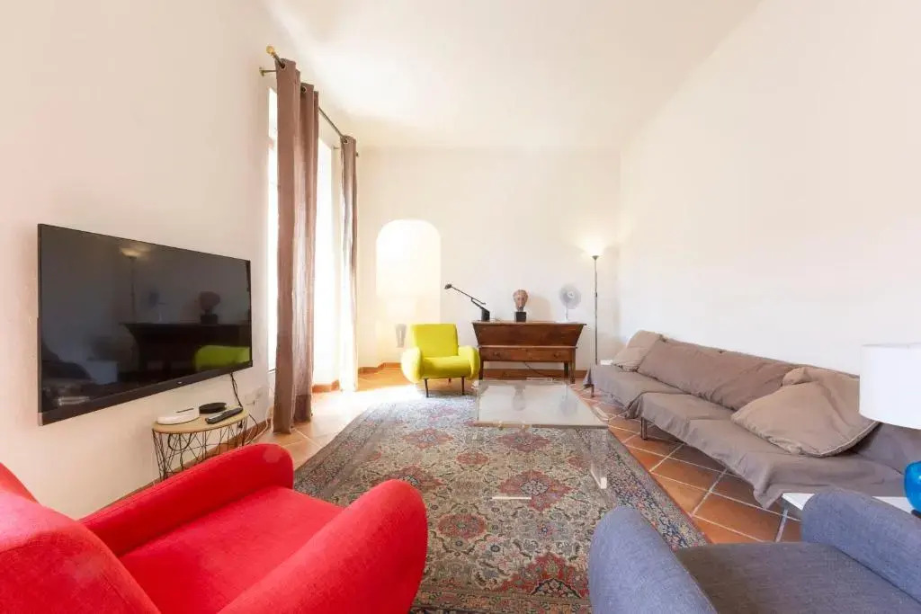 Large spacious 2 BDR apt heart of Antibes 300 meters from beach