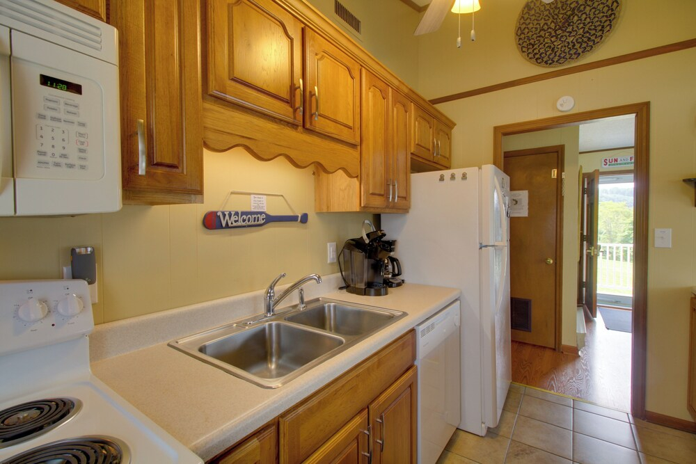 Lakefront Hiwassee Home w/ Private Dock & Deck!