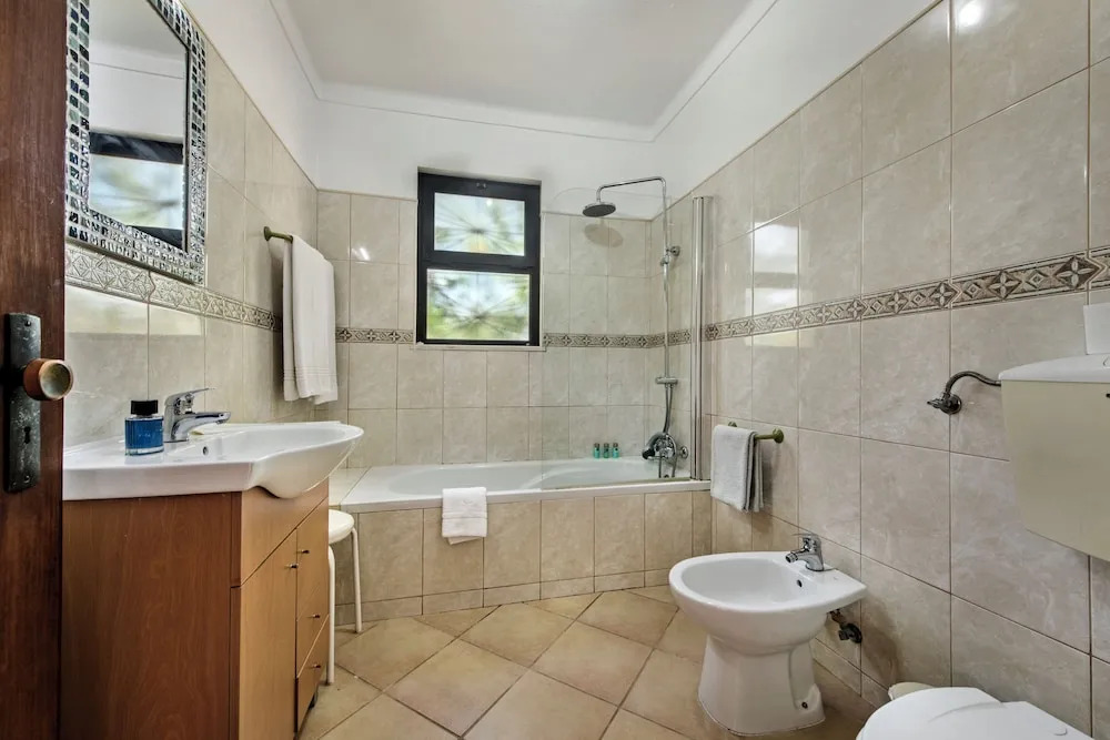 Exclusive Retreat in Vilamoura, Private Pool, Off-street Parking, Free AC & Wifi