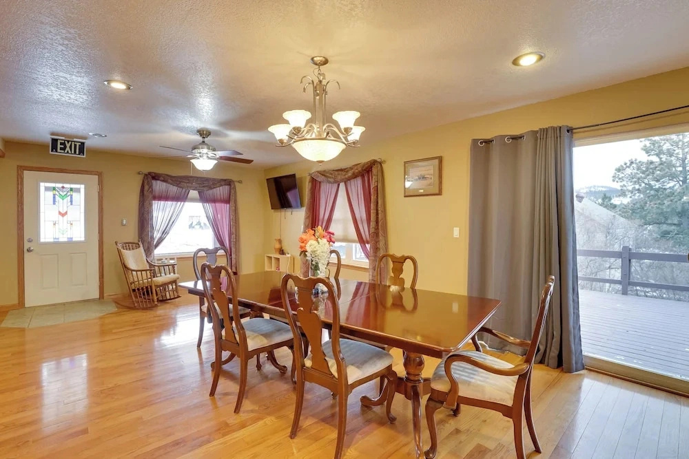 Near Ski Slopes & ATV Trails: Large Lead Getaway
