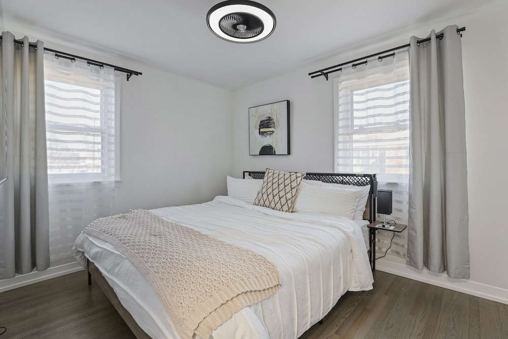 Modern Home Near Rosemont/allstate Arena O'hare 3 Bedroom Home