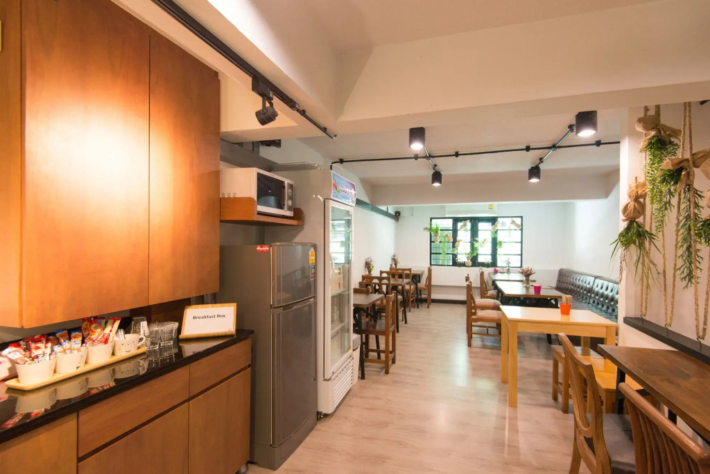 Barn & Bed Hostel at BTS Phrom Phong