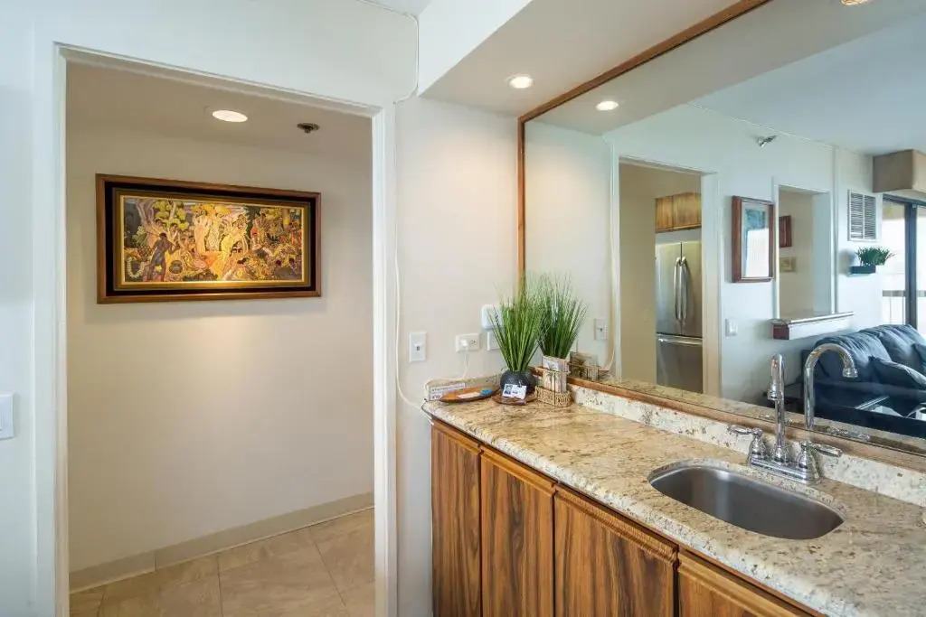 Spacious Waikiki Beach 2BR-Ocean View-Free Parking