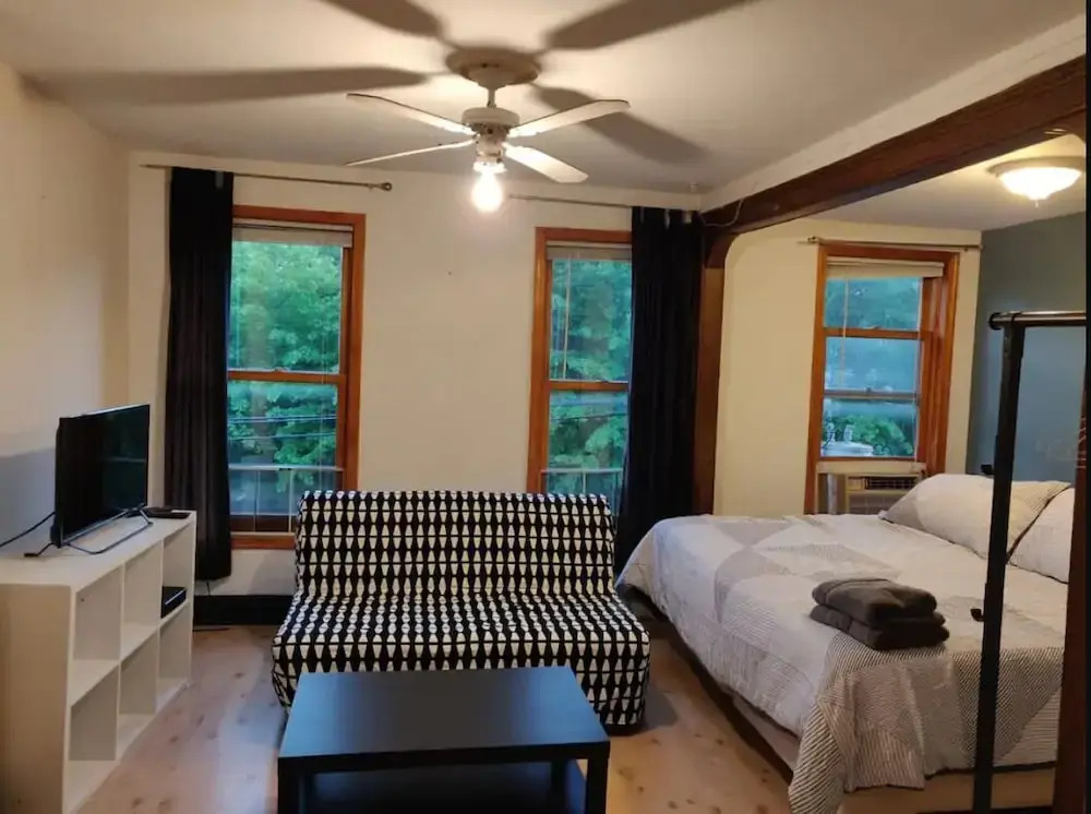 Serene Studio close to NYC. Walk to shops, PATH