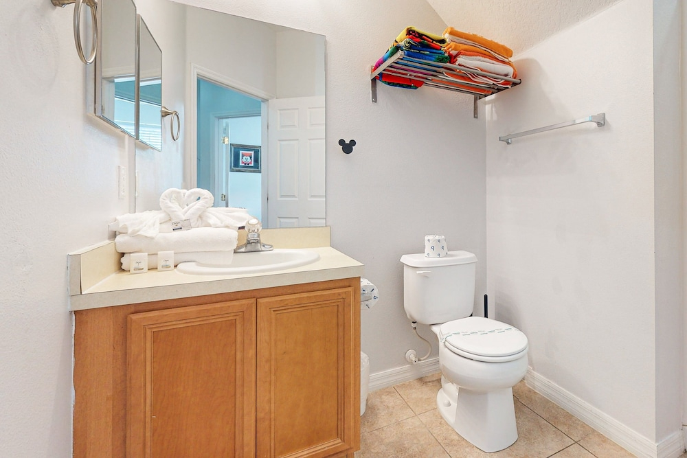 2-story Snowbird-friendly Townhouse Near Disney With Patio, Streaming, W/d, AC