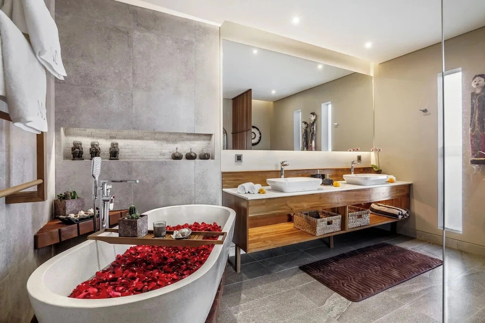 Luxury 6BR Canggu 400m to Finns Beach