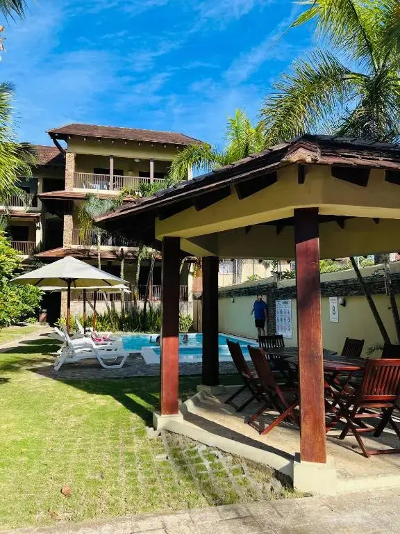 Lovely Beachfront 2 bedrooms condo with 2 pools