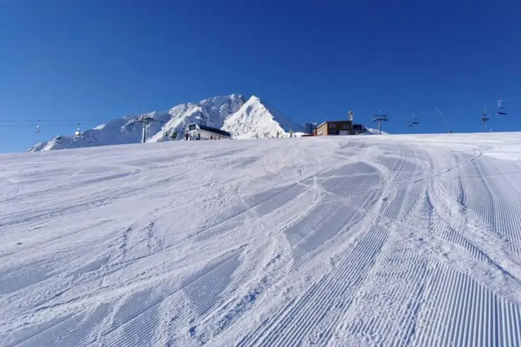 Sunny studio apartment - few steps from Gondola
